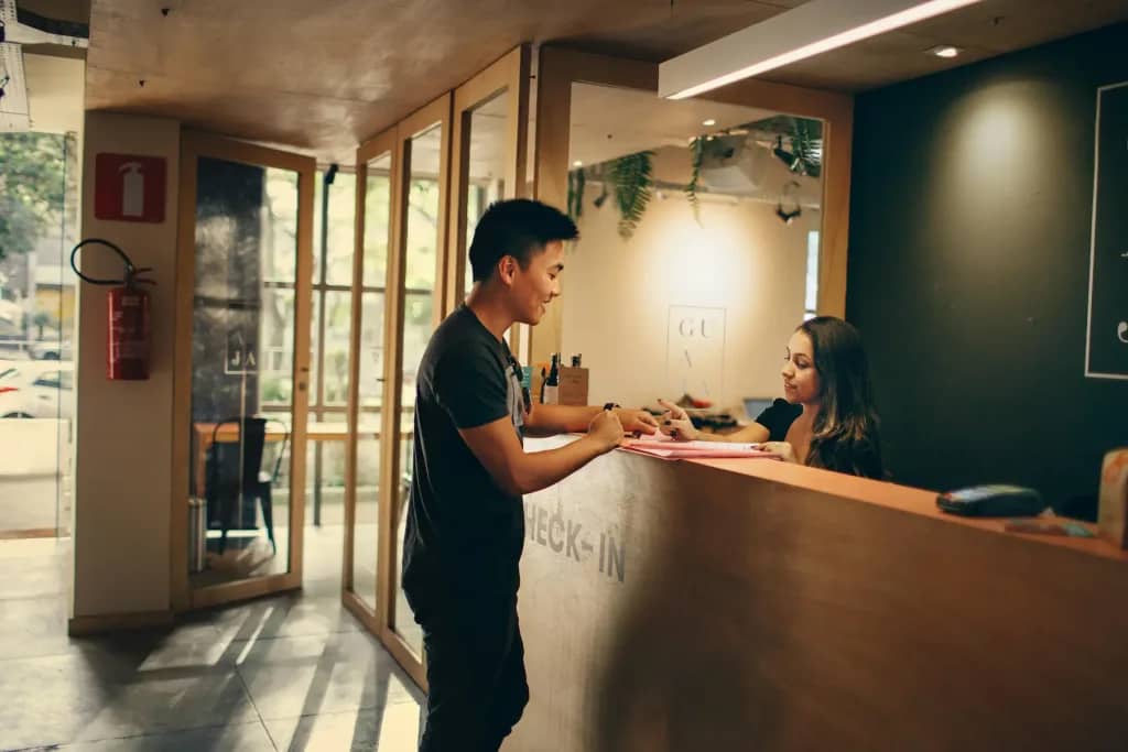 How to Become a Receptionist